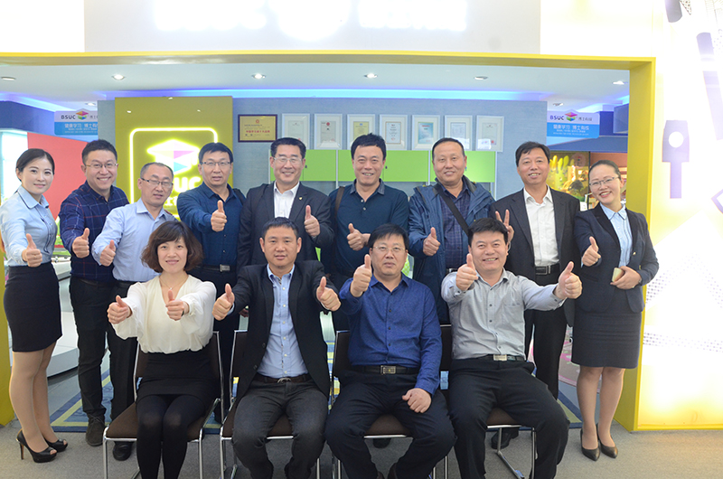 山東教育係統領導與黄瓜视频WWW.XY17APP部分人員合影